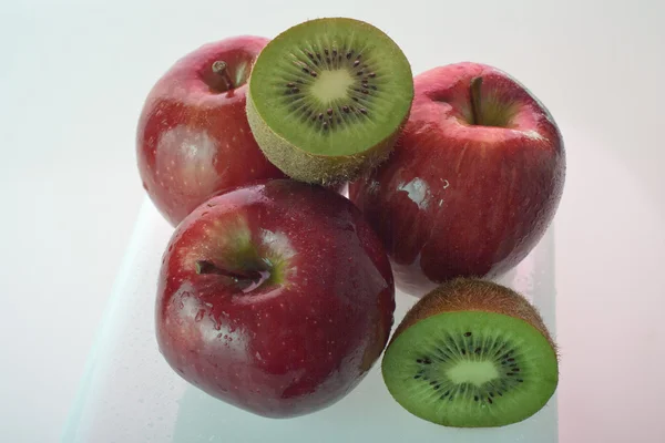Kiwi mogna röda äpplen — Stockfoto