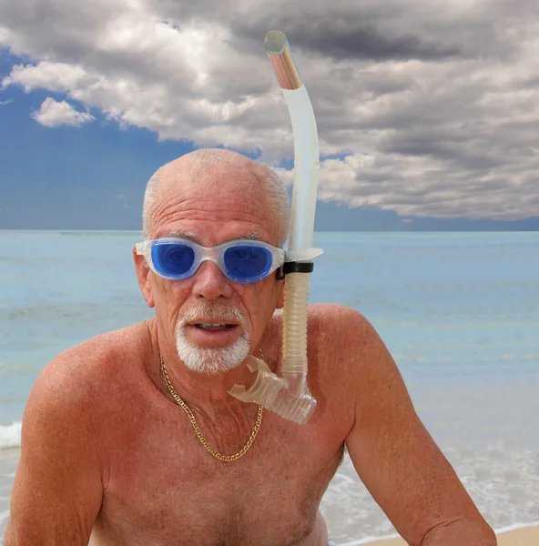 70-årig man med snorkelutrustning — Stockfoto