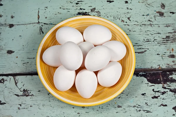 Witte eieren op een gele plaat — Stockfoto