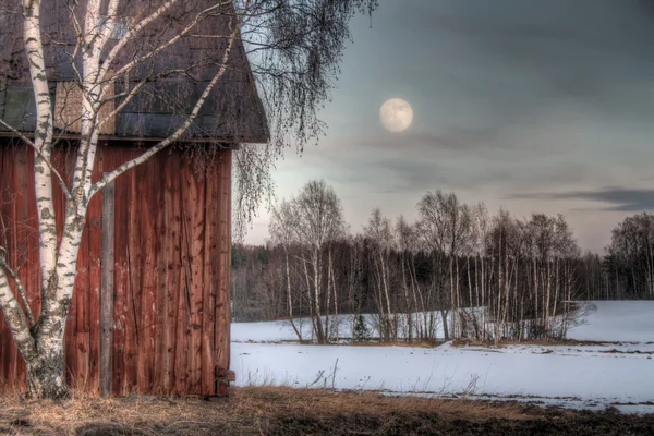 Stará červená stodola v krajině, krajina — Stock fotografie