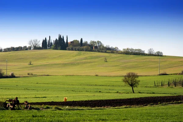 Toscana jordbruksmark med byggnaden och fält — Stockfoto