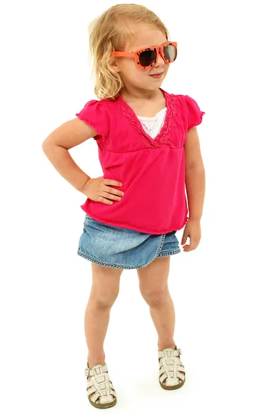 Schattig preschool meisje met sassy houding in zonnebril — Stockfoto
