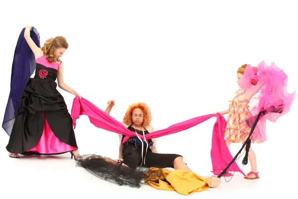 Пейджмен Дівчата борються над тканиною та дизайнером суконь — стокове фото
