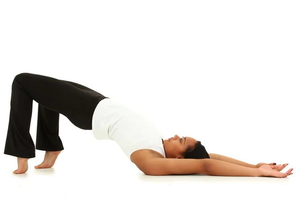 Vacker ung svart kvinna gör yoga över vit bakgrund — Stockfoto