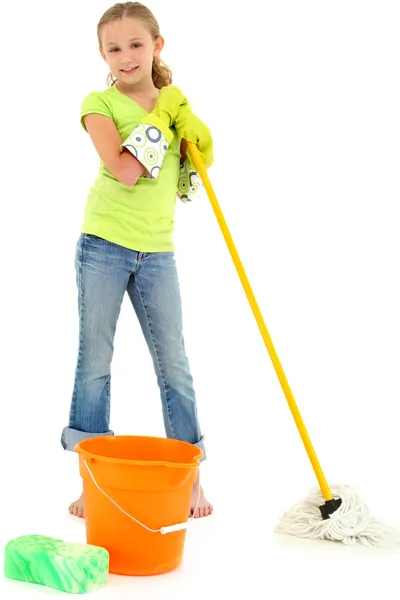 Mooi meisje doen voorjaarsschoonmaak klusjes met mop en b — Stockfoto