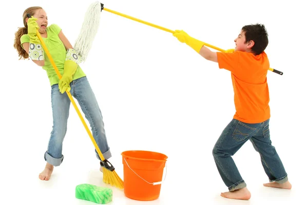 Primavera pulizia bambini con ragazzo mettere mop in ragazze faccia — Foto Stock