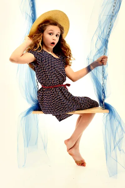 Ładny styl retro dziecko portret dziewczyny na swing — Zdjęcie stockowe