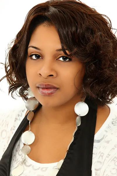흰색 배경 위에 아름 다운 심각한 흑인 여성 — 스톡 사진