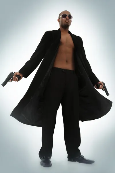 Matrix-Stil Rollenspiel Charakter erwachsener Mann im Trenchcoat mit p Stockfoto