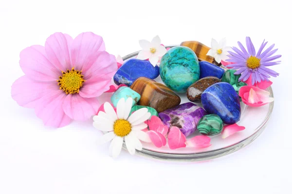 Pedras preciosas e flores — Fotografia de Stock