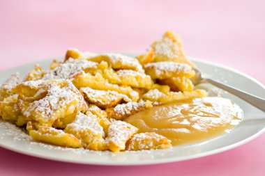 Avusturya tatlısı Kaiserschmarrn elma soslu