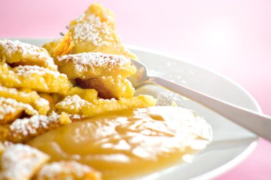 Avusturya tatlısı Kaiserschmarrn elma soslu