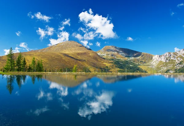 stock image Bautiful mountain with a lake