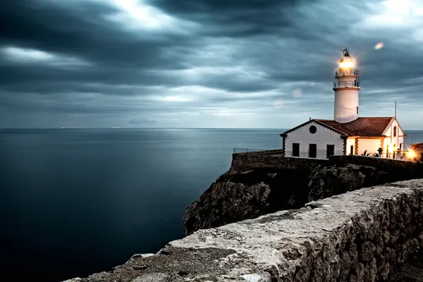 Lighthouse on cliff — Stock Photo, Image