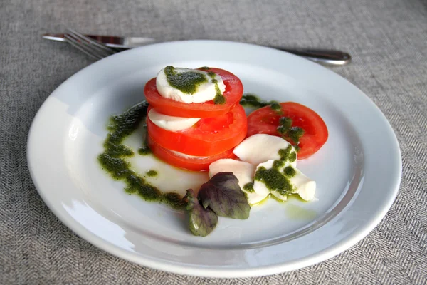 Salát s rajčaty, mozzarellou a pestem — Stock fotografie