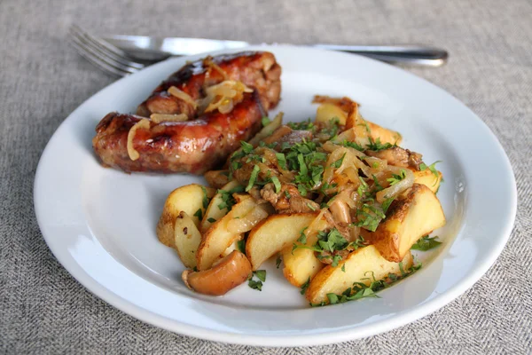 Pommes de terre rôties et saucisses maison — Photo