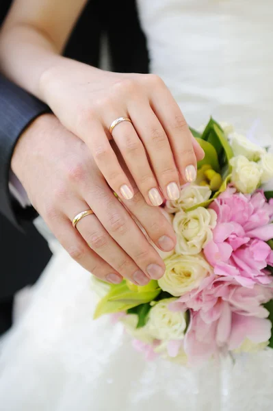 Hands and wedding rings — Stock Photo, Image