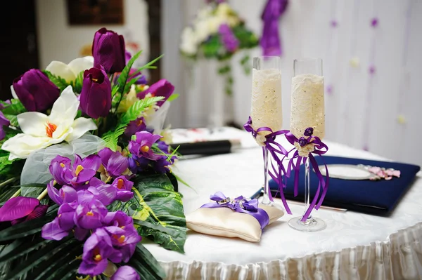 Vasos de boda y flores — Foto de Stock