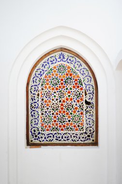 çiçekli İslam motifi ile süslü bir kemer pencere