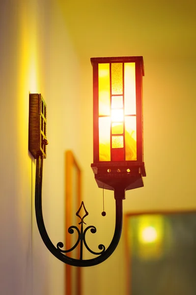 A lâmpada na parede — Fotografia de Stock