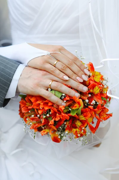 Hands and wedding rings — Stock Photo, Image