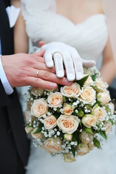 손과 결혼 반지 — 스톡 사진