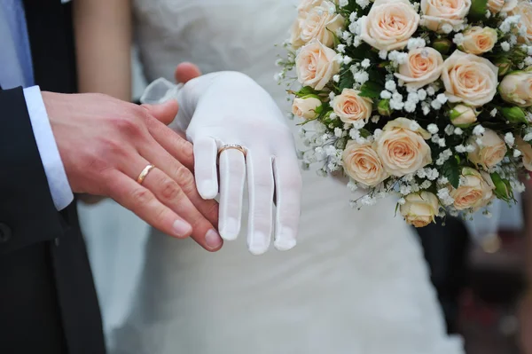 手和结婚戒指 — 图库照片