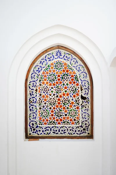 Une fenêtre en arc ornée d'un motif islamique fleuri — Photo