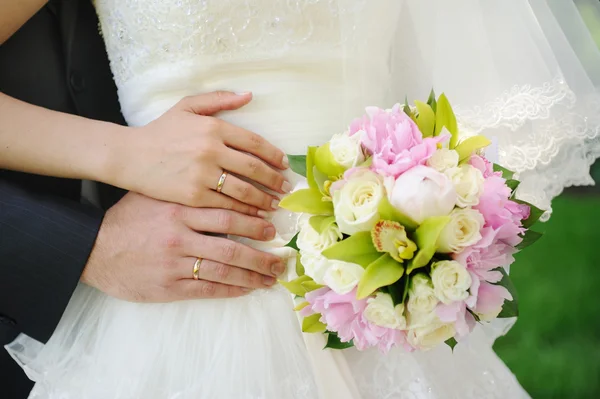 Mãos e anéis de casamento — Fotografia de Stock