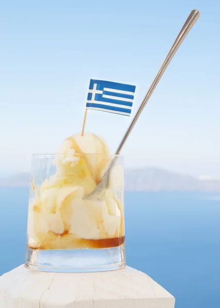在冰淇淋上悬挂希腊国旗 — 图库照片