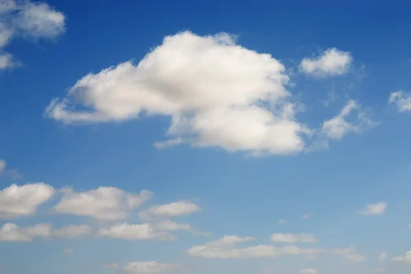 Moln på en blå himmel — Stockfoto