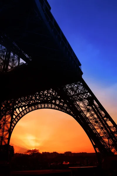 De toren van Eiffel in zonsondergang — Stockfoto