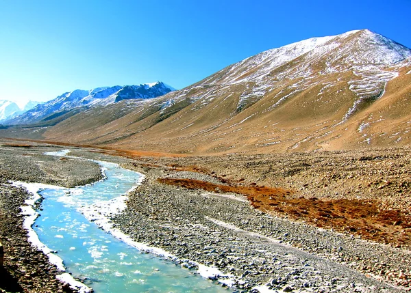 Arroyo de montaña en el campamento base del everest, Tíbet — Stockfoto