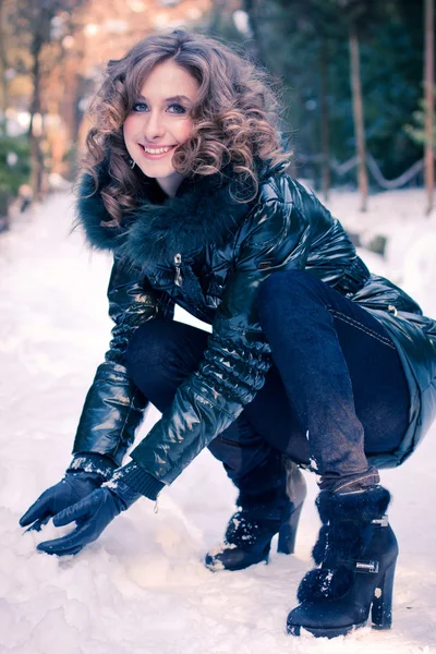Uma mulher com uma roupa invernal — Fotografia de Stock
