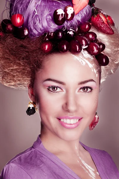 Uma mulher bonita com uma fruta — Fotografia de Stock