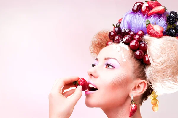 Una mujer linda con frutas — Foto de Stock