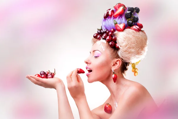 En söt kvinna med en frukt — Stockfoto
