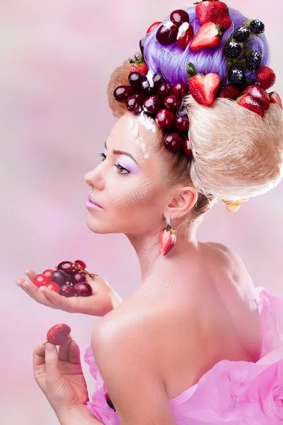 Eine süße Frau mit einer Frucht — Stockfoto