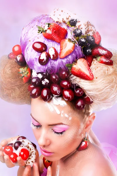 Bir meyve olan bir kadın — Stok fotoğraf