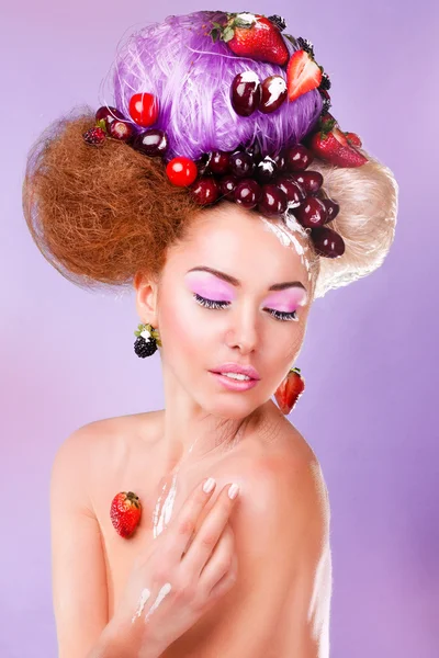 Uma mulher bonita com uma fruta — Fotografia de Stock