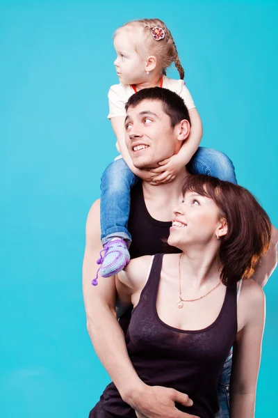 Rodina na modrém pozadí — Stock fotografie