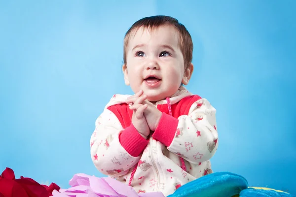 Um bebê no backgraund azul — Fotografia de Stock