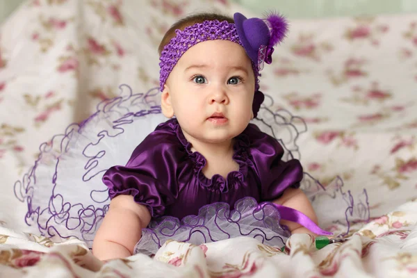 Mor şapkalı bir bebek — Stok fotoğraf