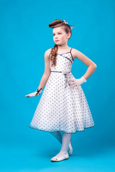 Beyaz elbiseli şirin kız — Stok fotoğraf