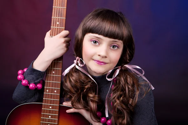 Una chica con guitarra — Foto de Stock