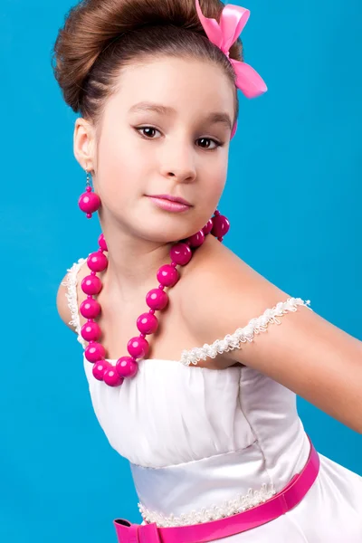 可爱的女孩与粉红色的珠子 — 图库照片