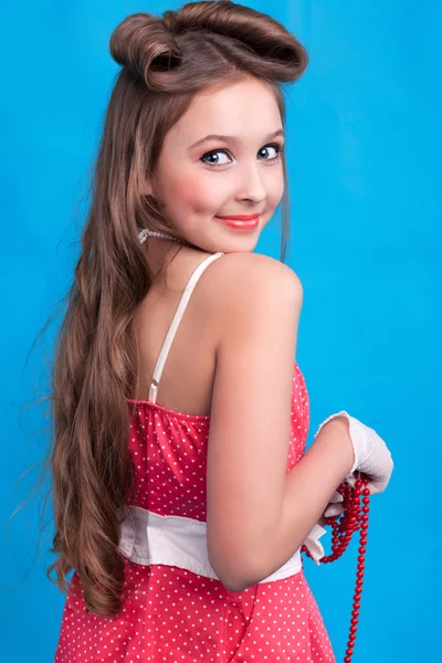Ein Mädchen im roten Kleid — Stockfoto