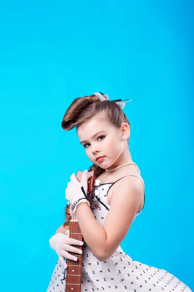 Een meisje met gitaar — Stockfoto