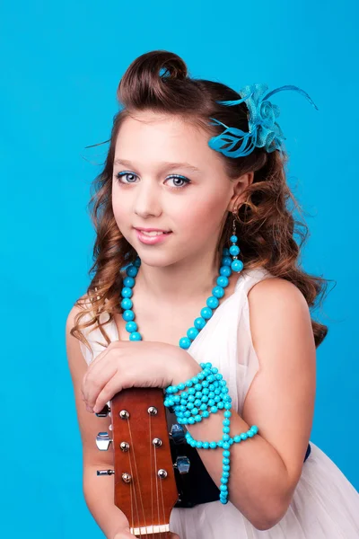 一个女孩用吉他 — 图库照片