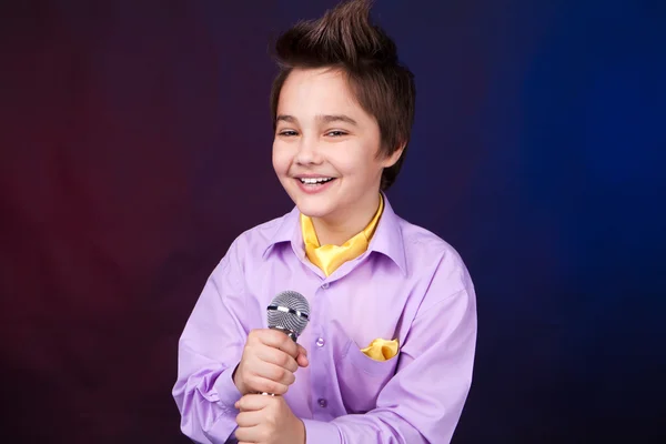 Un garçon avec microphone — Photo